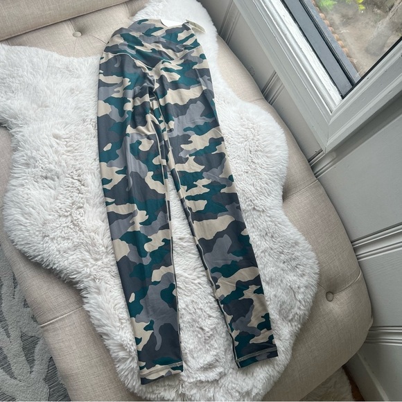 Offline by Aerie Real Me Hi-Rise 7/8 Leggings in Green Camo Size XSmall NWT - Picture 3 of 5